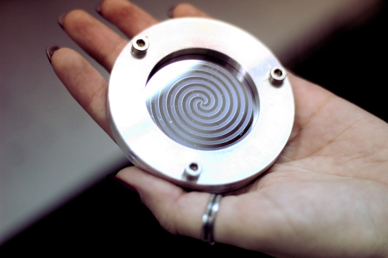 Дифракционный оптический элемент. Фото Е