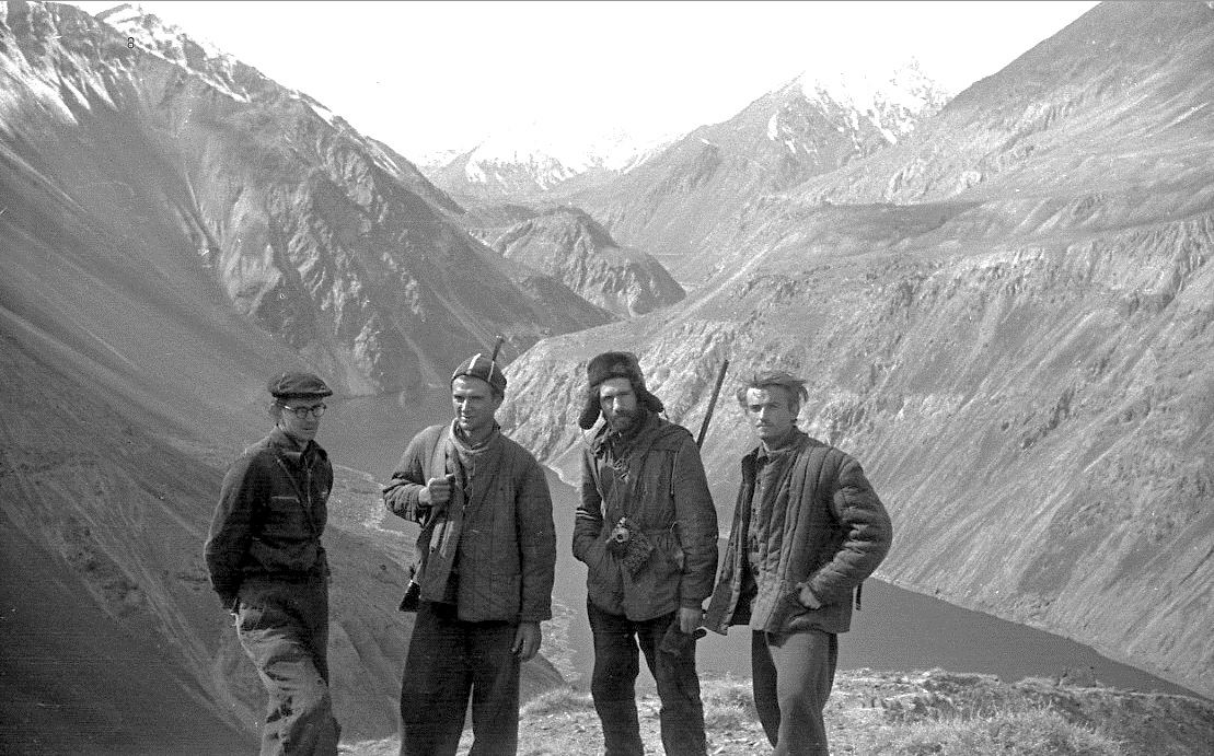 Памир. Поднимаясь от лагеря по левому берегу Мургаба.Слева направо Мишнев Дадыкин Елькин Киняпин